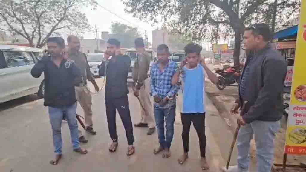 महादेव घाट में युवक का मर्डर, पुलिस ने आरोपियों का निकाला जुलूस