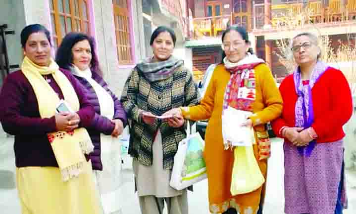 रायसन की महिलाओं ने बांटे अक्षत