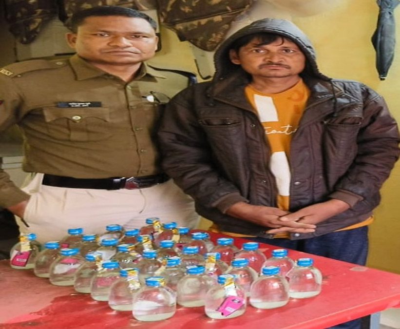 सड़क पर खड़े होकर बेच रहा था देशी पौव्वा, तस्कर गिरफ्तार