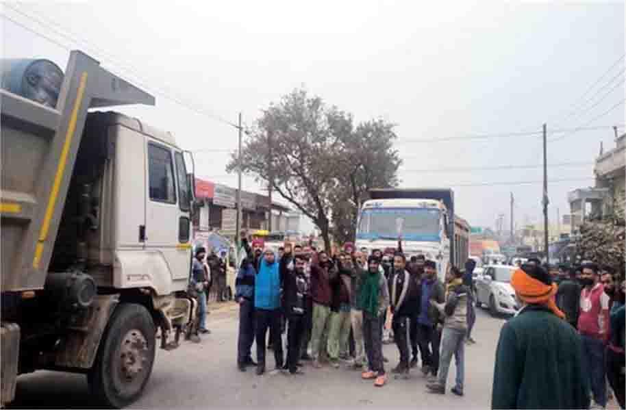 औद्योगिक क्षेत्र बीबीएन पर पड़ा हड़ताल का असर, ट्रकों के पहिए थमे