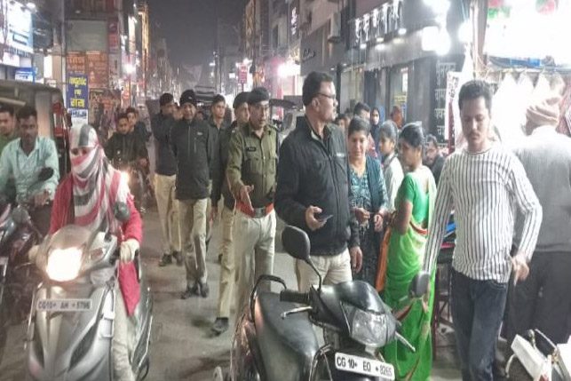 पुलिस ने की देर रात सरप्राइज चेकिंग, कई वाहनों पर चलानी कार्रवाई