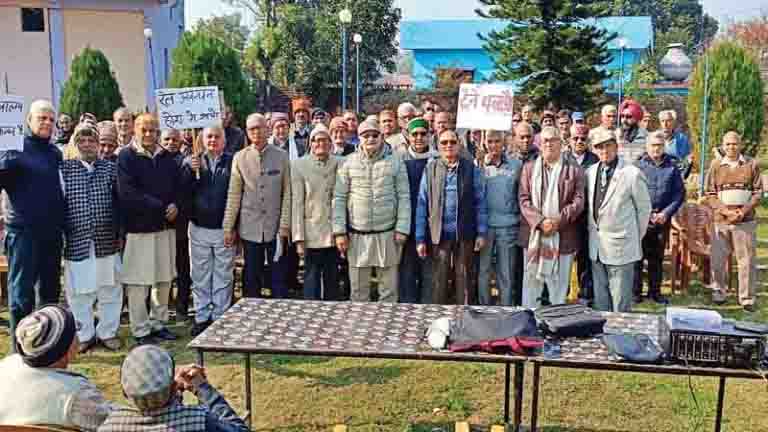 ट्रेन चलाओ यात्रा में जमकर नारे