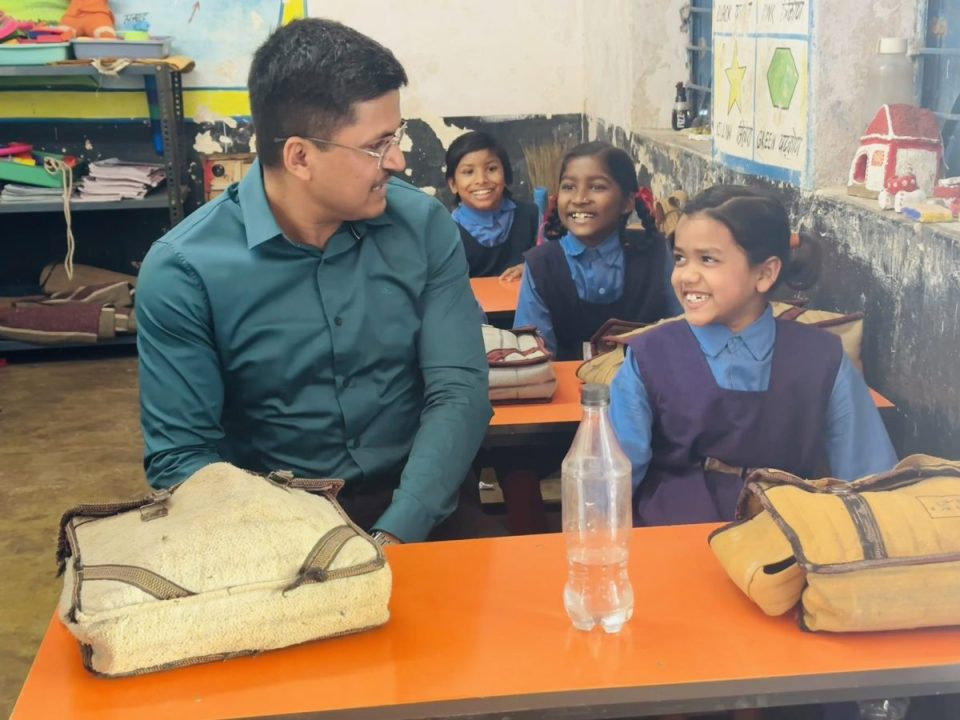 कलेक्टर से छात्रा बोली, बड़ी होकर बनूँगी ‘फ़ौजी’