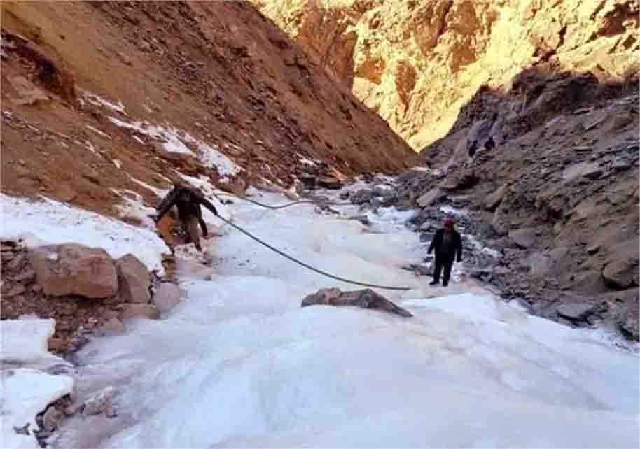 हांगों गांव के युवकों की अनूठी पहल, नाले में बना डाला कृत्रिम ग्लेशियर