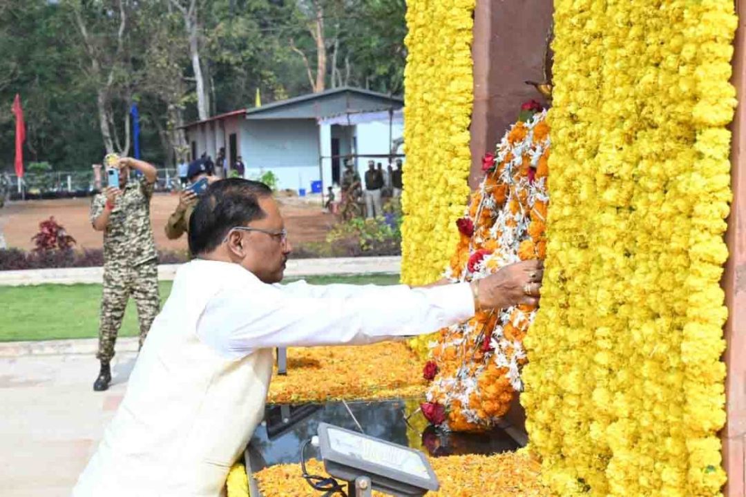 मुख्यमंत्री ने अमर वाटिका के अमर जवान स्मारक में पुष्प अर्पित कर शहीदों को किया नमन