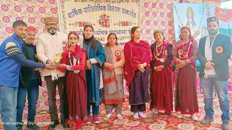 पुंथल स्कूल की प्रतिभाओं को दिए पुरस्कार