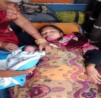 डायल 112 वाहन में गूंजी किलकारी, बच्चा और मां दोनों स्वस्थ