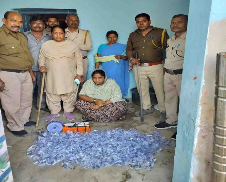 पानी पाउच में भरकर बेचती थी अवैध शराब, आबकारी विभाग ने मारा छापा