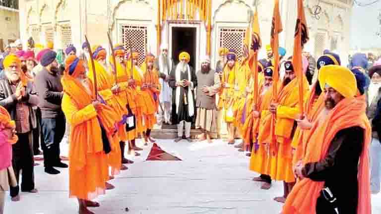 जिला के गुरुद्वारों में पाठ, लगाए लंगर