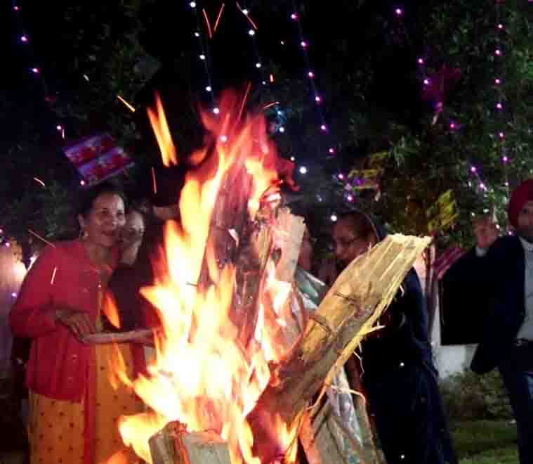 अरदास के बाद ट्प्पे-बोलियों के साथ मनाई लोहड़ी