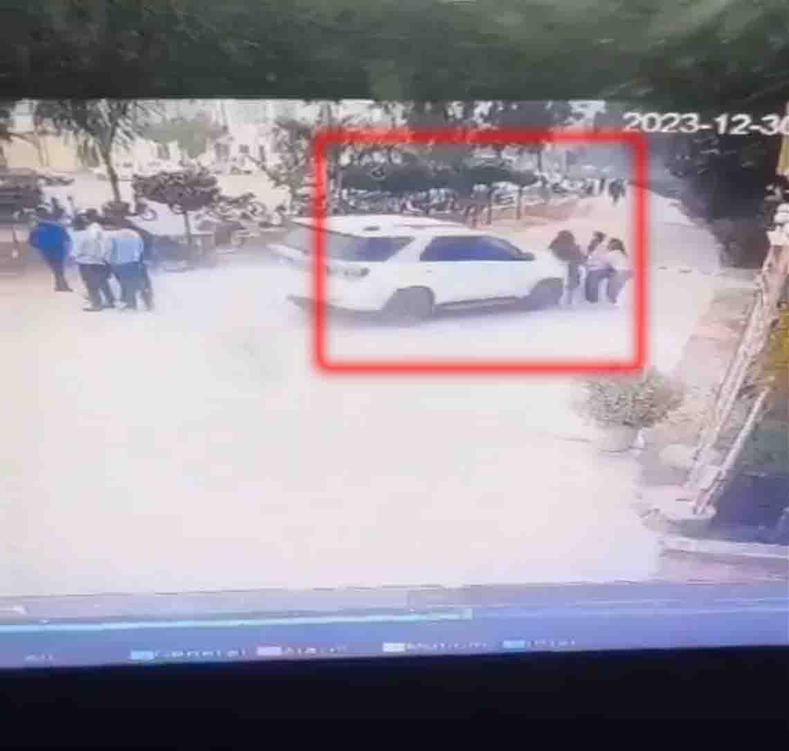 बेकाबू कार ने युवती को मारी ठोकर, 'हिट एंड रन' का वीडियो आया सामने