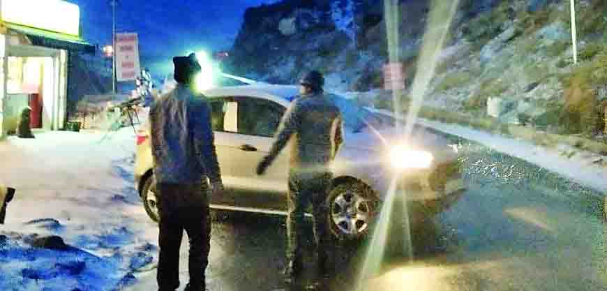 कुल्लू-लाहुल की पहाडिय़ों पर बर्फबारी, चार महीने का सूखा खत्म