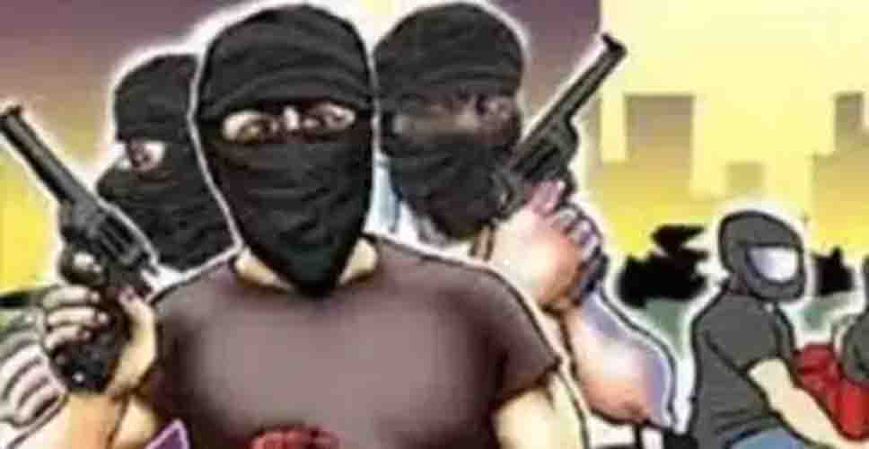 बैंक के कलेक्शन ऑफिसर को बंदूक की नोक पर लूटपाट
