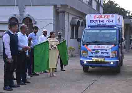कलेक्टर ने ईव्हीएम डेमोन्सट्रेशन वैन को हरी झंडी दिखाकर किया रवाना