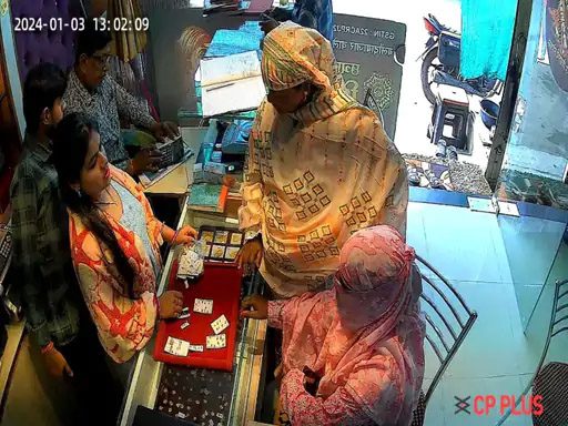 रायपुर के ज्वेलरी शॉप में 5 गोल्ड लॉकेट की चोरी, पुलिस कर रही शातिर महिलाओं की तलाश