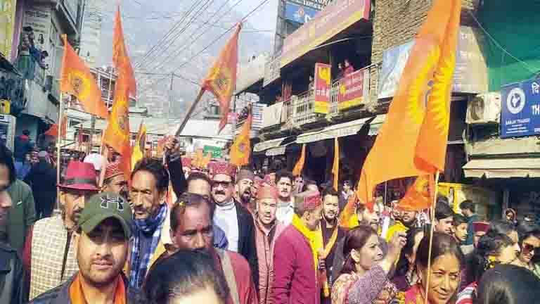कुल्लू में शानदार शोभायात्रा