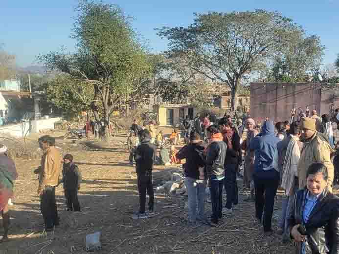 तेंदुए ने घर के बाहर कुत्ते को बनाया शिकार, लोगों में दहशत