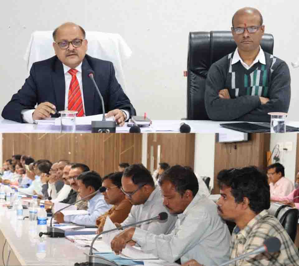 केन्द्र सरकार की महत्वाकांक्षी योजनाओं का जमीनी स्तर पर क्रियान्वयन हो: कलेक्टर
