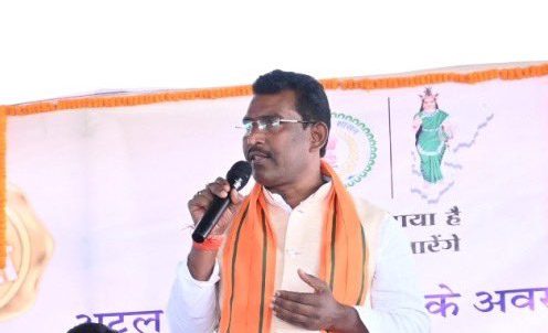 खुद को टेढ़ा बताते बीजेपी विधायक ने अफसरों को चेताया