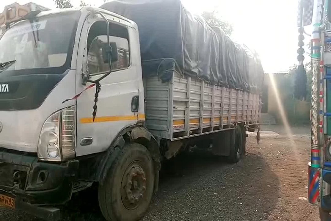 दो ट्रक से 820 बोरा धान जब्त, कोचियों द्वारा की जा रही थी अवैध परिवहन