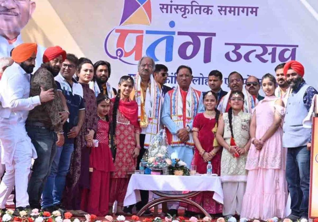विष्णुदेव साय ने पतंग उड़ाकर पतंग उत्सव का किया शुभारंभ