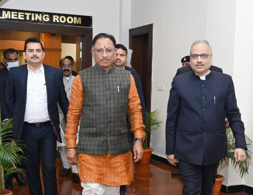 मुख्यमंत्री विष्णु देव साय ने की छत्तीसगढ़ हाईकोर्ट के मुख्य न्यायाधिपति रमेश सिन्हा से मुलाकात