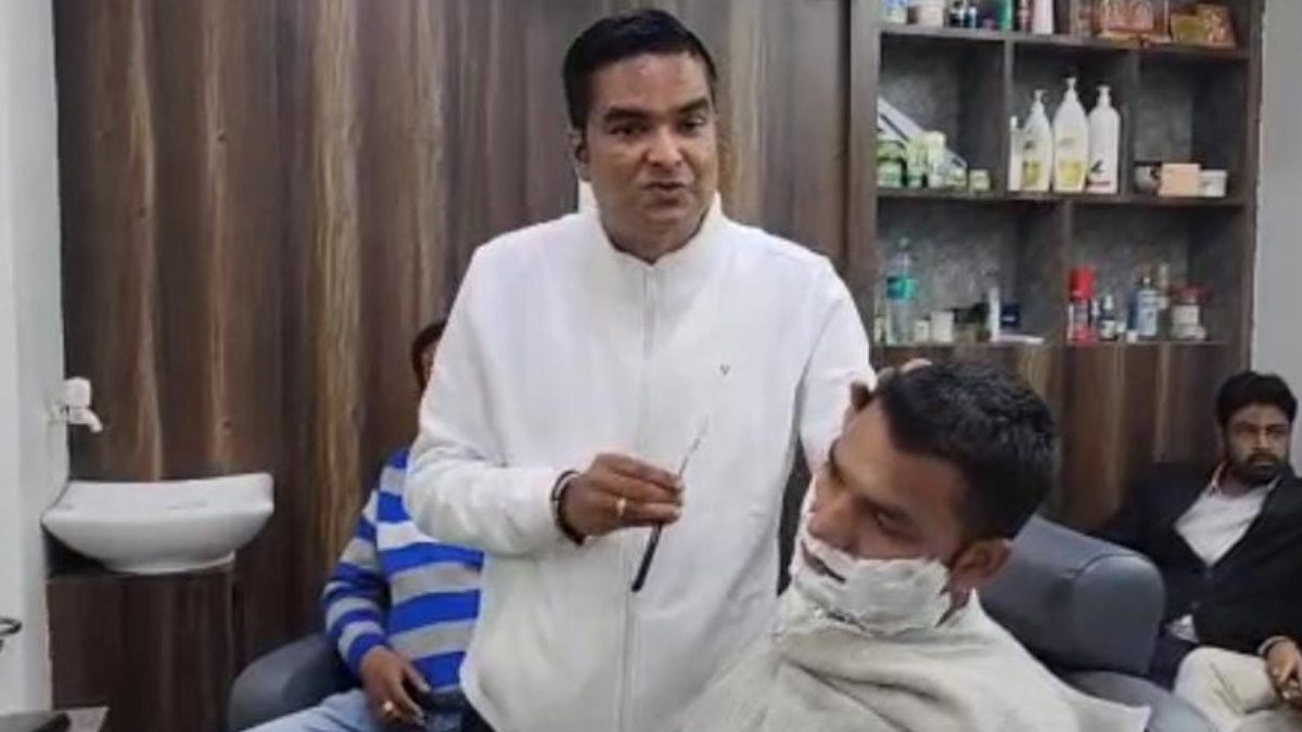 बीजेपी विधायक ने अपने समाज को दिया खास संदेश, सेविंग करते नजर आए