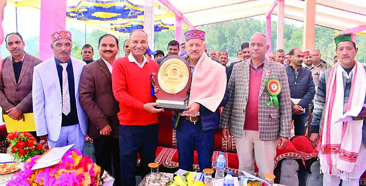 शिक्षा मंत्री राजेश धर्माणी ने नवाजे होनहार