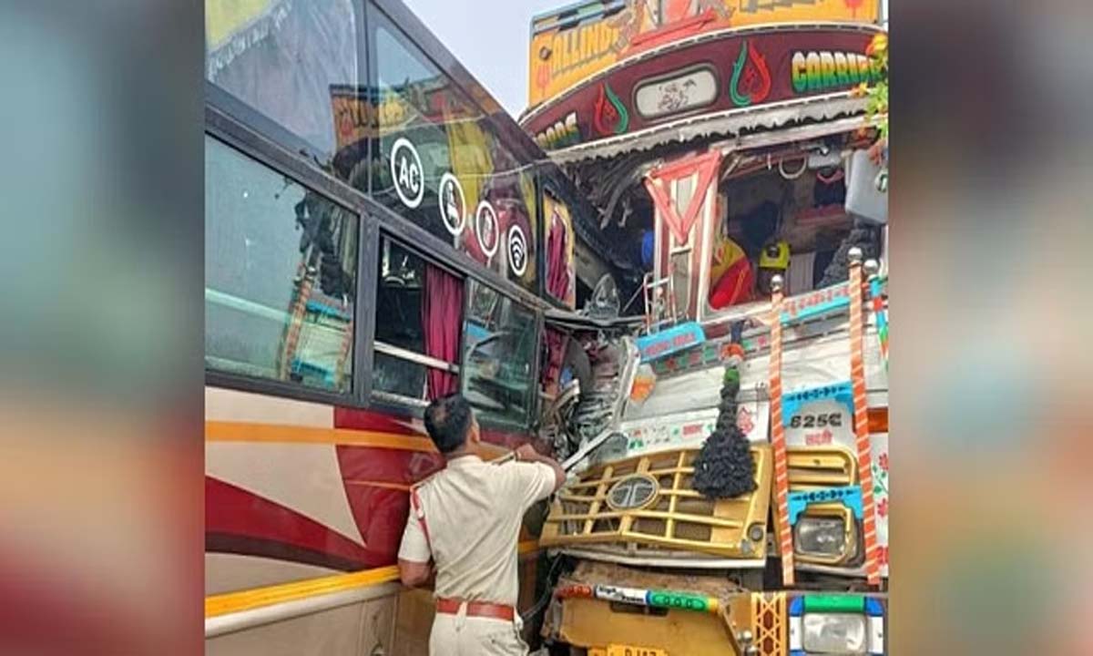 ओडिशा के कटक में बस-ट्रक की टक्कर में तीन की मौत, 40 घायल