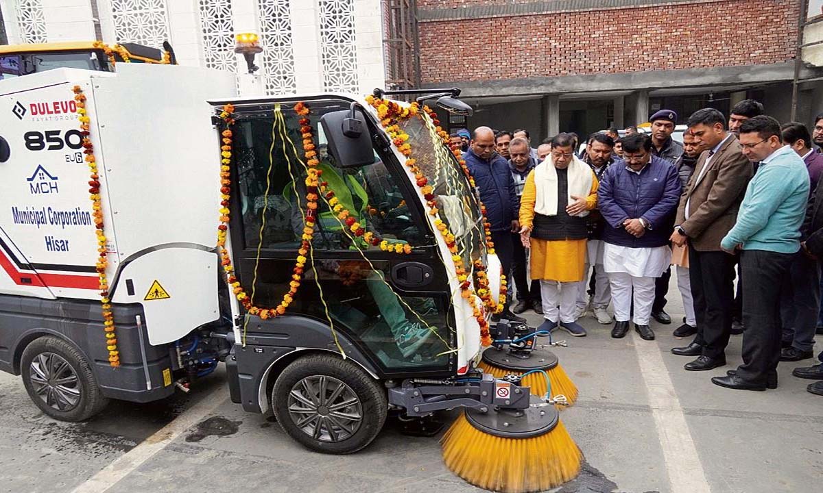 हिसार को नई इटैलियन रोड-स्वीपिंग मशीन मिली
