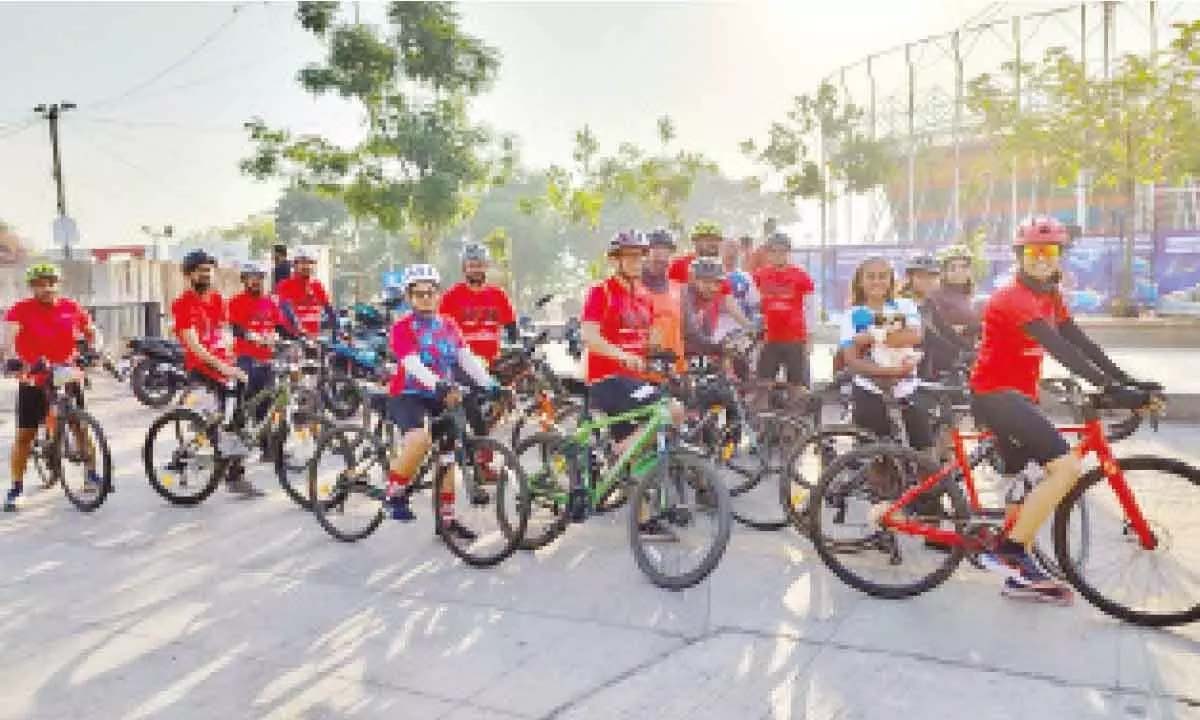 सार्वजनिक परिवहन पर जागरूकता बढ़ाने के लिए साइकिल चलाने वाले समुदाय