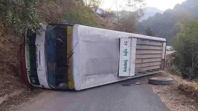 अनियंत्रित होकर बीच सड़क पलटी HRTC की बस, 5 से 6 यात्री थे सवार