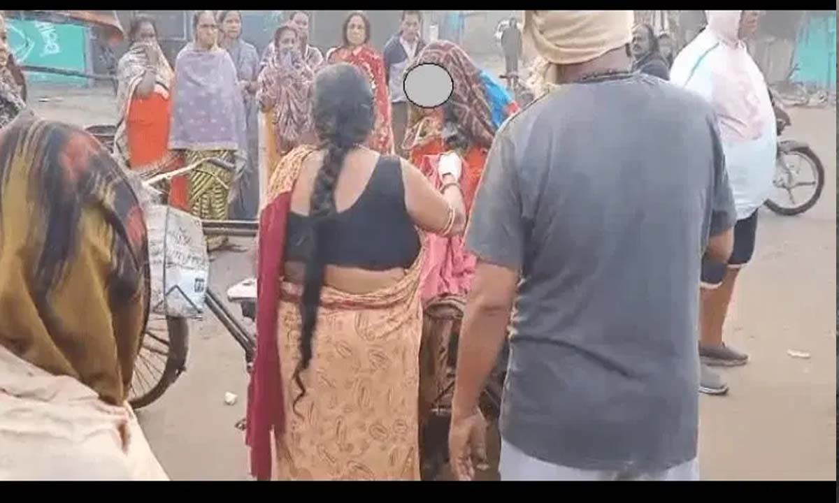 महिला ने रिक्शा-ट्रॉली पर बच्चे को दिया जन्म