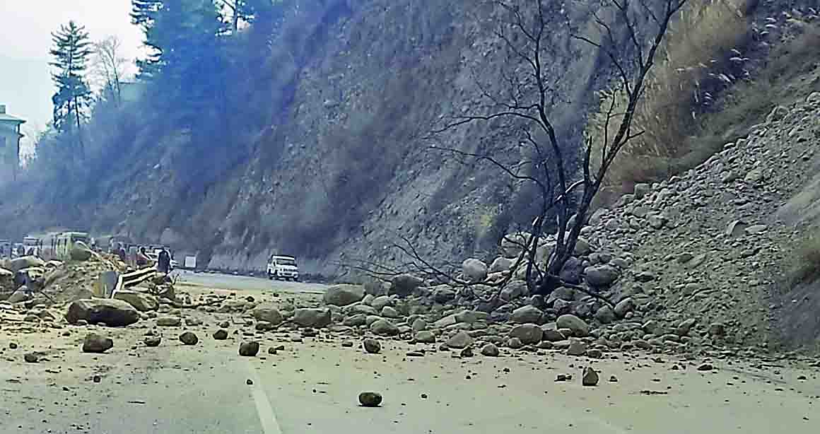 रायसन के पास दरकी पहाड़ी, छह घंटे एनएच बंद