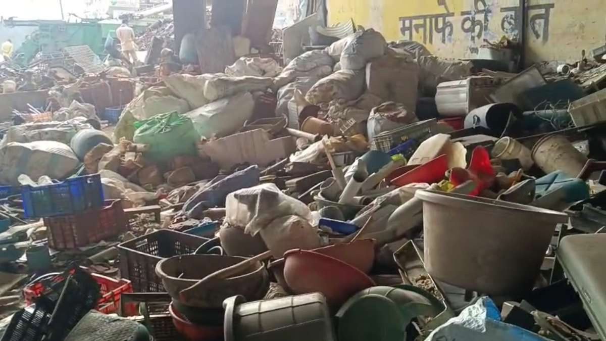कबाड़ी व्यापारी गिरफ्तार, छापेमारी में 32 लाख के सामान जब्त