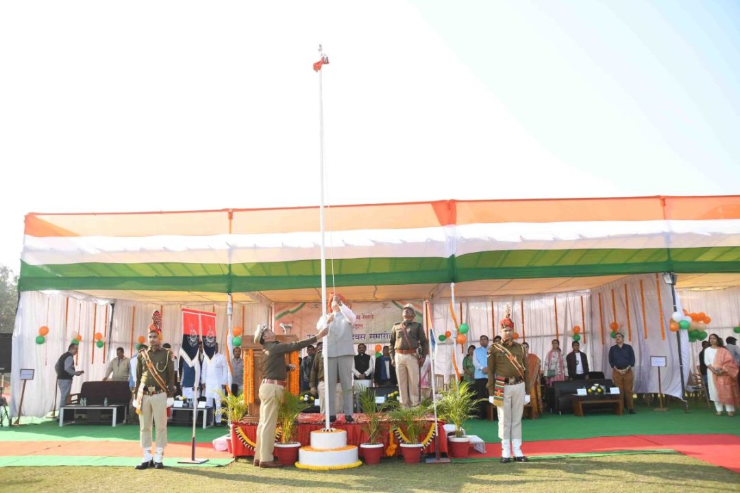 मंडल रेल प्रबंधक संजीव कुमार ने गणतंत्र दिवस पर किया ध्वजारोहण