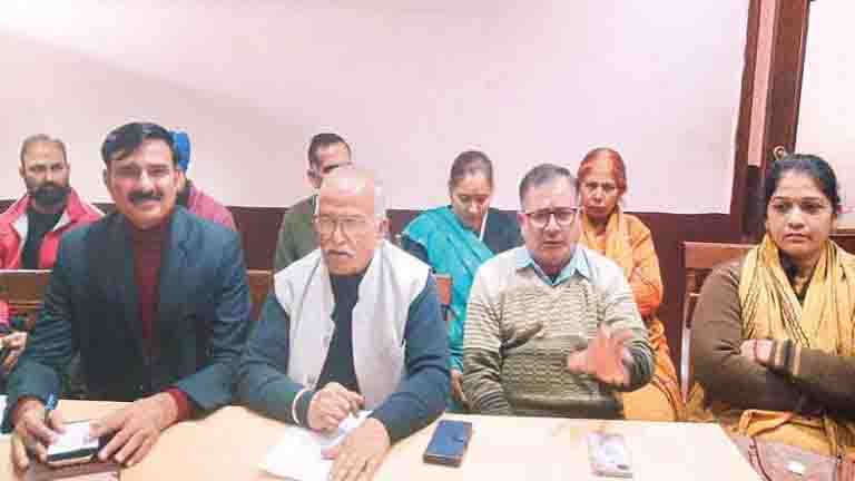 विरोध करने वाले ही चला रहे ठेके