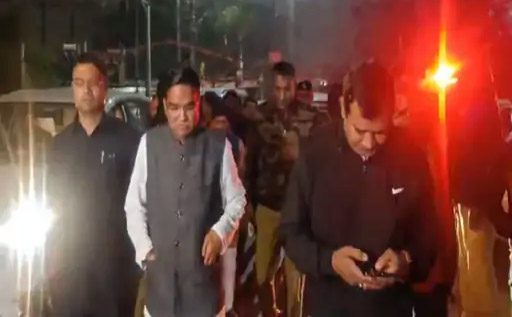 विधायक ने पुलिस जवानों के साथ किया पैदल पेट्रोलिंग, देर रात तक खुली दुकानों को बंद कराया