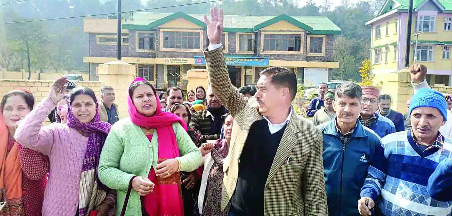 डाक्टरों को डेपुटेशन पर भेजने पर बिफरे ग्रामीण