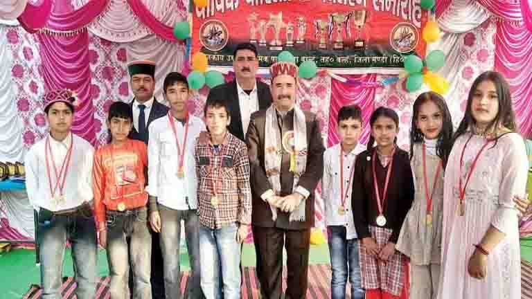 बाल्ट स्कूल के मेधावियों पर बरसे इनाम