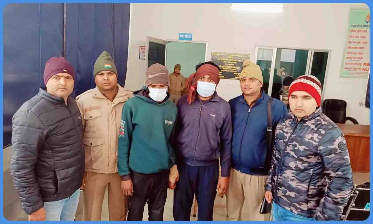लोगों को लिफ्ट देकर करते थे लूटपाट, लूटेरे गिरफ्तार