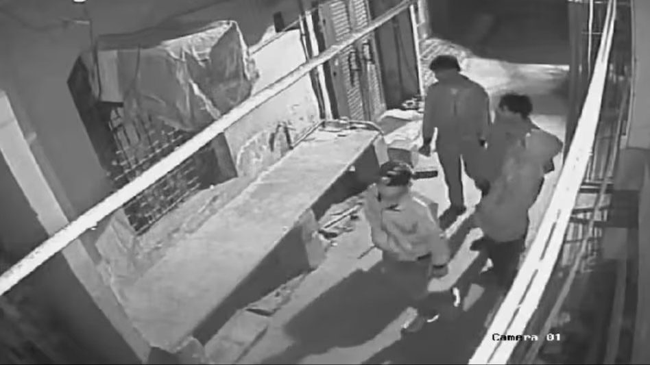 झुंड में आए बदमाशो ने घर में बोला धावा, तोड़फोड़ कर फायरिंग की
