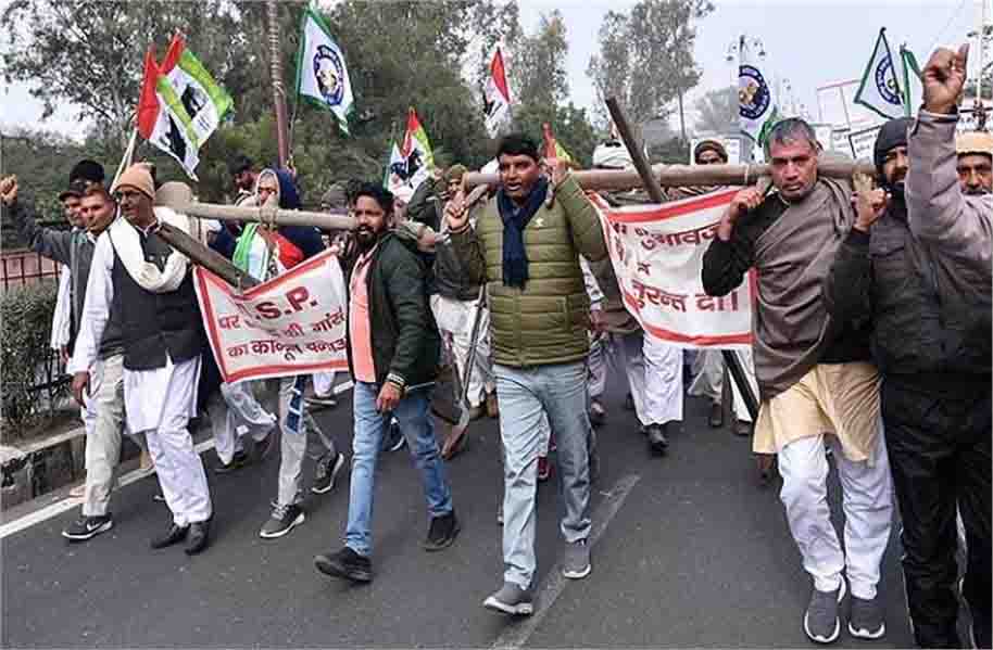 किसानों का अनोखा प्रदर्शन, बैलों की जगह खुद जुए में जुत गए किसान