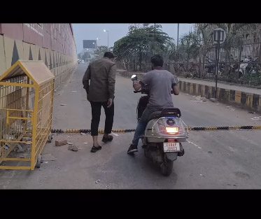 टायर किलर को यूं पार कर रॉंग साइड में गाड़ी दौड़ा रहे चालक, देखें वीडियो