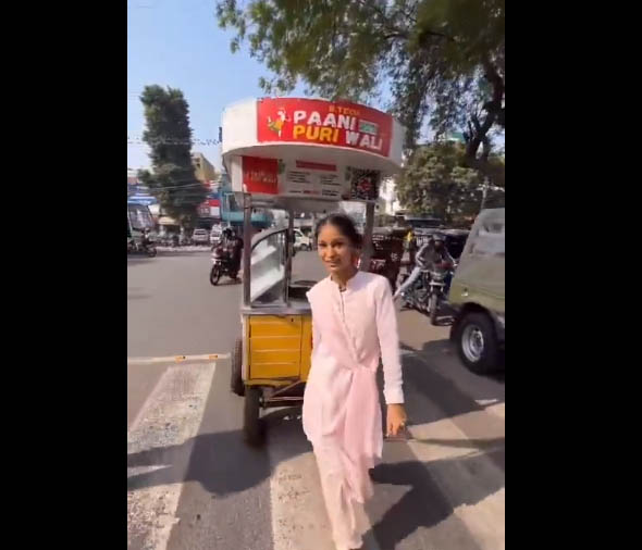 पानी पूरी वाली का वीडियो आनंद महिंद्रा ने किया शेयर