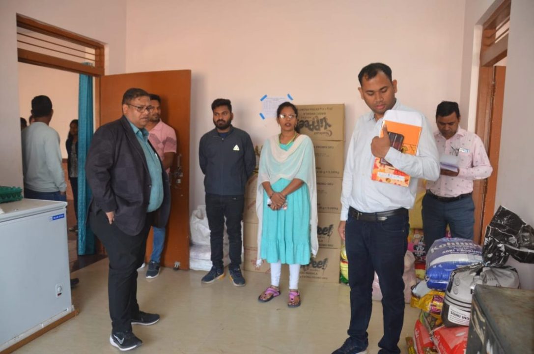प्रिंसिपल गायब मिले, कारण बताओ नोटिस जारी