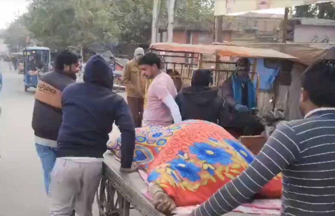पिता को आया हार्ट अटैक, बेटा ठेला में लेकर अस्पताल पहुंचा