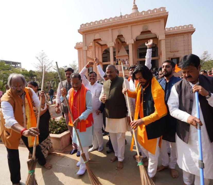 मुख्यमंत्री विष्णुदेव साय ने लगाया झाड़ू, श्रीराम मंदिर परिसर में की साफ-सफाई
