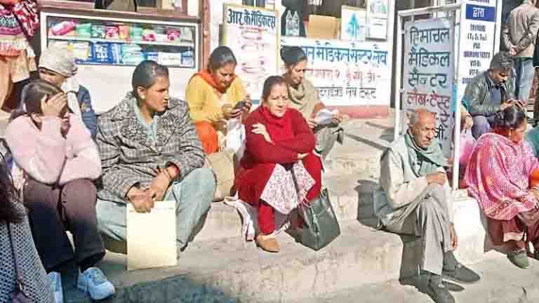 सोलन में ठंड से ठिठुर रहे लोग, अलाव का ले रहे सहारा