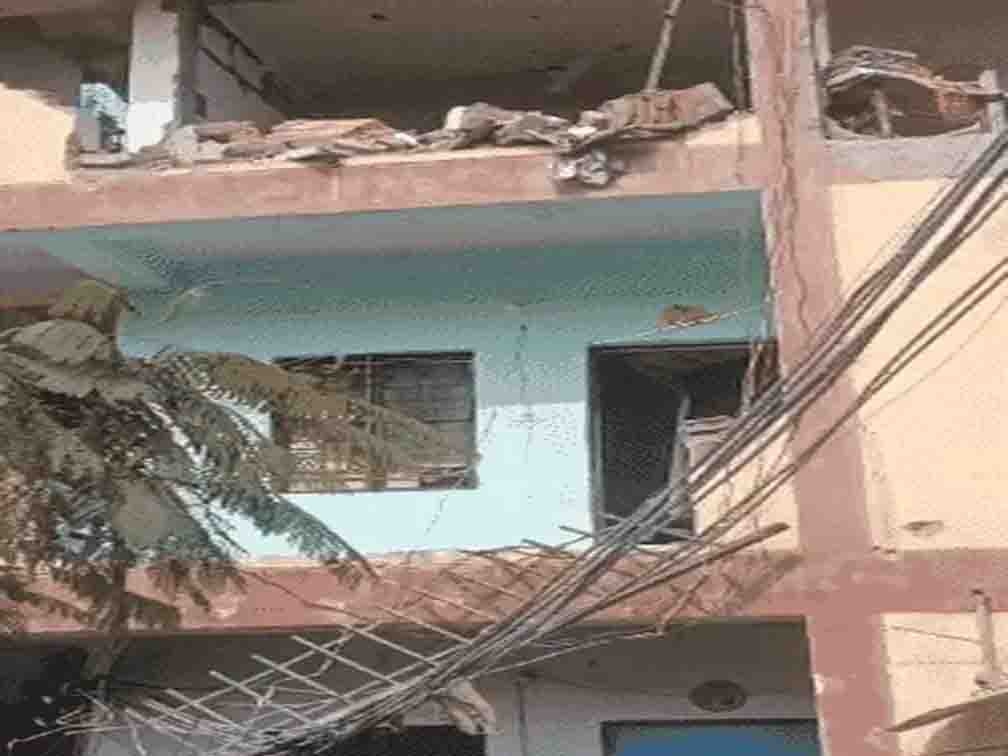 तेज़ धमाके में 4 मकानों के दीवार टूटे, 4 लोग घायल